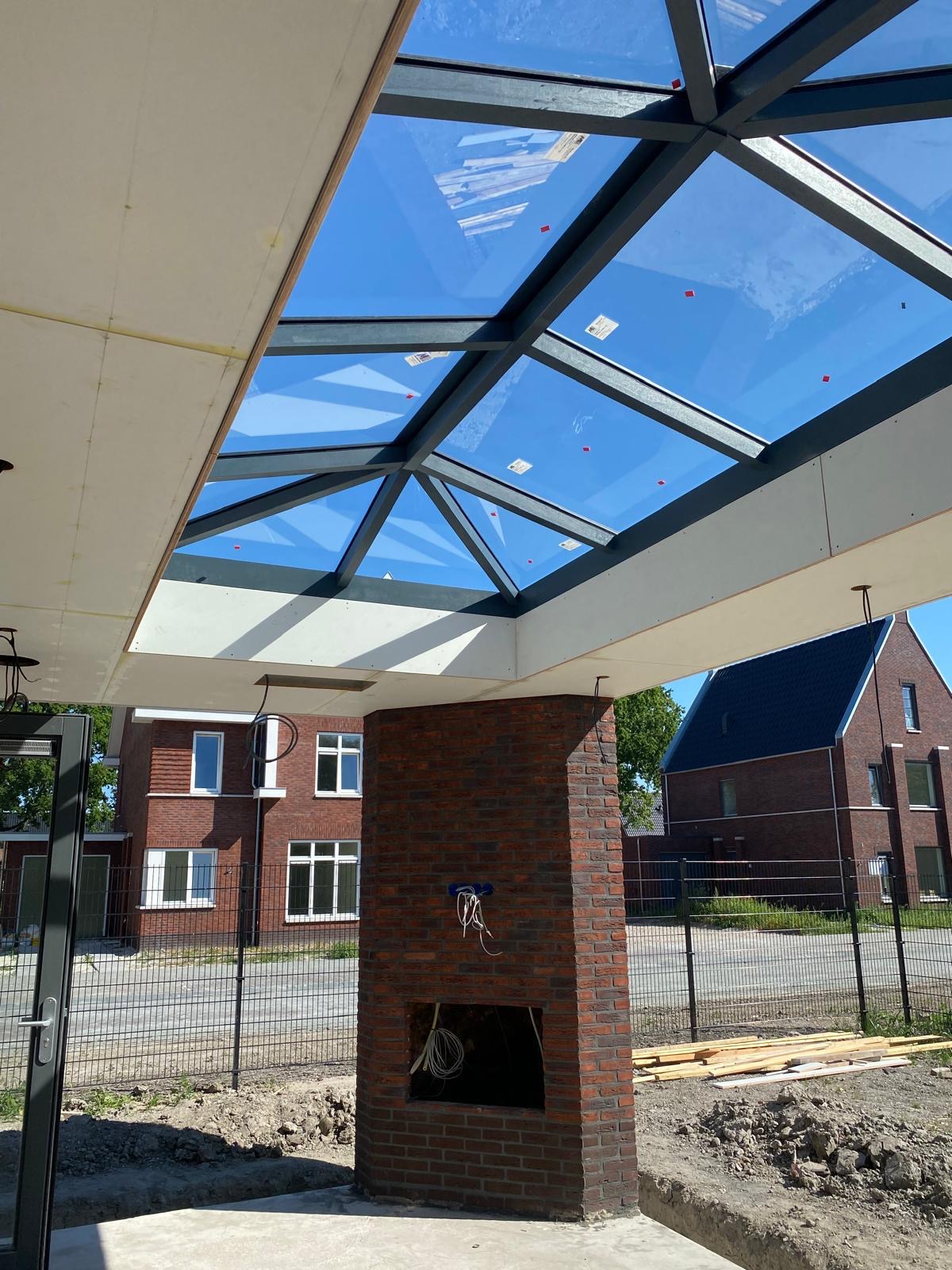 Overkapping met glazen lichtstraat en gemetselde pilaar